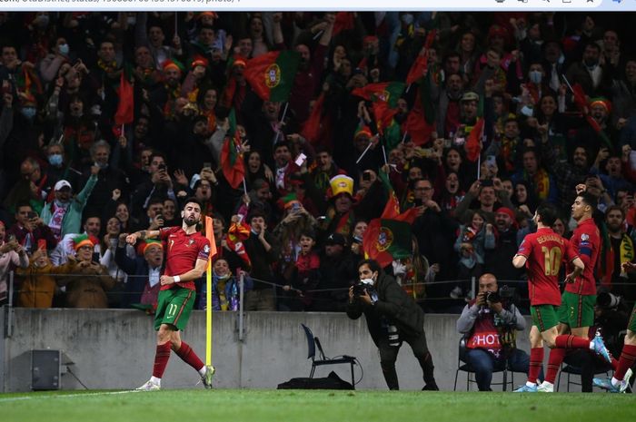 Gelandang timnas Portugal, Bruno Fernandes, merayakan gol ke gawang timnas Makedonia Utara dalam laga final play-off Path C Kualifikasi Piala Dunia 2022 Zona Eropa di Stadion Do Dragao, 29 Maret 2022.