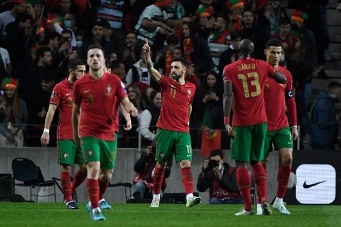 Gelandang timnas Portugal, Bruno Fernandes, merayakan gol ke gawang timnas Makedonia Utara dalam laga final play-off Path C Kualifikasi Piala Dunia 2022 Zona Eropa di Stadion Do Dragao, Selasa (29/3/2022).