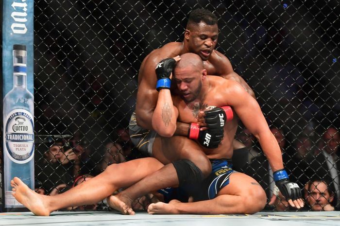 Juara dunia kelas berat, Francis Ngannou, menggunakan teknik gulat untuk mengendalikan Ciryl Gane dalam duel penyatuan gelar kelas berat pada UFC 270 di Honda Center, Anaheim, California, Amerika Serikat, 22 Januari 2022.