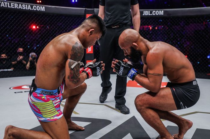 Rodtang Jitmuangnon dan Demetrious Johnson dalam duel di ONE X, Sabtu (26/4/2022) di Singapore Indoor Stadium.