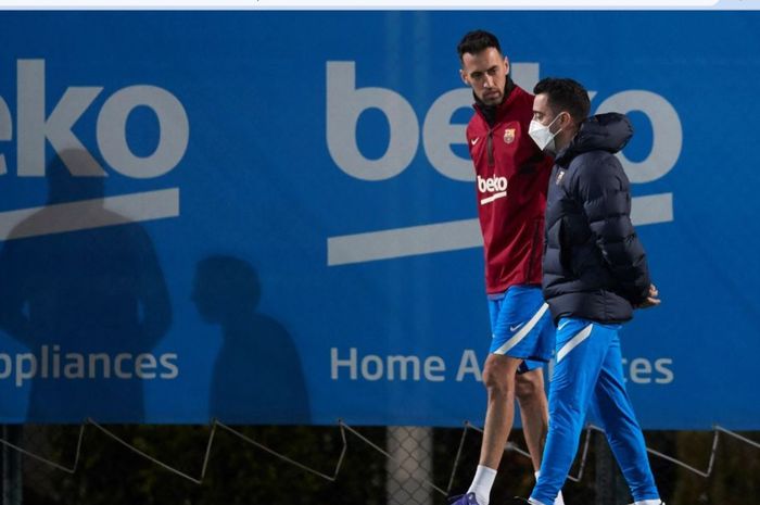 Pelatih Barcelona, Xavi Hernandez, saat berbincang dengan Sergio Busquets dalam sebuah sesi latihan.