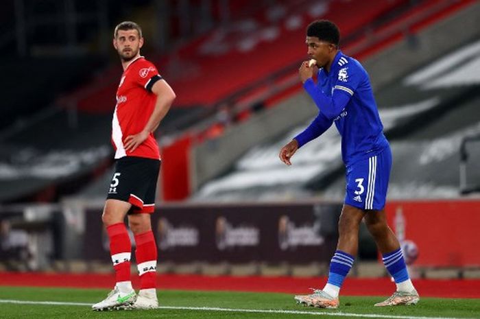 Bek Leicester City, Wesley Fofana (kanan), berbuka puasa dengan makan pisang saat duel Liga Inggris kontra Southampton berlangsung pada bulan Ramadan (30/4/2021).