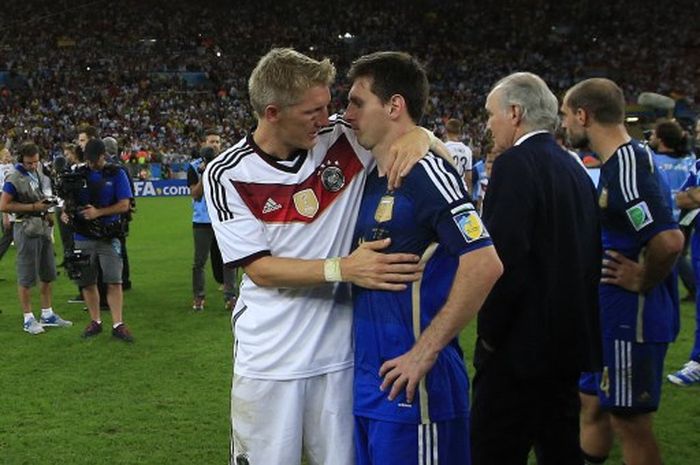 Lionel Messi (kanan) dihibur oleh Bastian Schweinsteiger usai Argentina dikalahkan Jerman pada final Piala Dunia 2014 di Rio de Janeiro (13/7/2014).