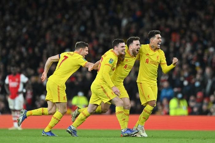 Para pemain Liverpool merayakan gol ke gawang Arsenal dalam duel Piala Liga Inggris di Emirates, London (20/1/2022).