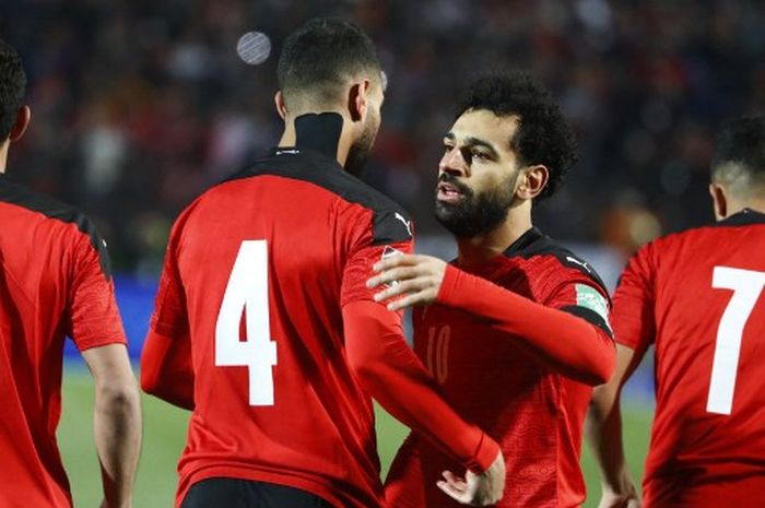 Gelandang timnas Mesir, Amr El Solia, memeluk Mohamed Salah dalam laga leg pertama putaran ketiga Kualifikasi Piala Dunia 2022 Zona Afrika kontra timnas Senegal di Stadion Cairo International, 25 Maret 2022.