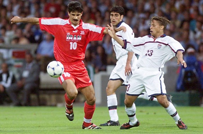 Penyerang Iran, Ali Daei tampak berduel dengan gelandang Amerika Serikat, Cobi Jones di Stadion Stade Gerland, Prancis, dalam laga fase grup Piala Dunia 1998, 24 Juni 1998.