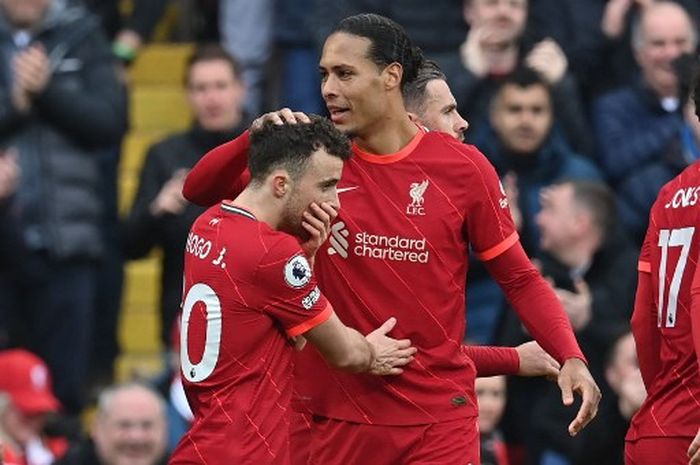 Virgil van Dijk ikut merayakan gol Diogo Jota buat Liverpool ke gawang Watford dalam partai Liga Inggris di Anfield (2/4/2022).