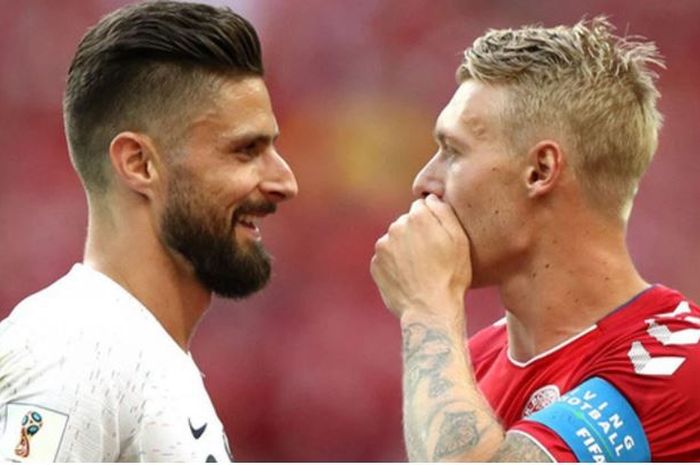 Penyerang Timnas Prancis Olivier Giroud (kiri) dan bek Timnas Denmark Simon Kjaer.