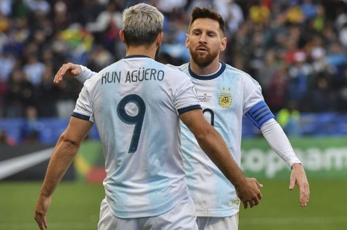 Striker timnas Argentina, Sergio Aguero, melakukan selebrasi bareng Lionel Messi dalam laga Copa America kontra timnas Cile di Stadion Corinthians Arena, Sao Paulo, Brasil, 6 Juli 2019.