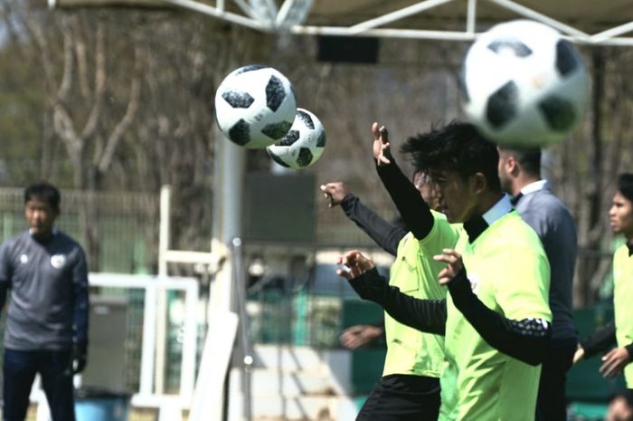 Pemain timnas U-19 Indonesia saat latihan passing dan heading di Korea Selatan