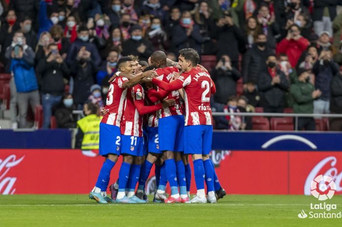 Para pemain Atletico Madrid merayakan gol ke gawang Deportivo Alaves pada pekan ke-30 Liga Spanyol 2021-2022 di Stadion Wanda Metropolitano, Sabtu (2/4/2022).