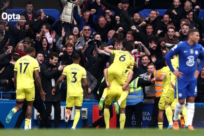 Para pemain Brentford merayakan gol ke gawang Chelsea pada pekan ke-31 Liga Inggris 2021-2022 yang berlangsung di Stadion Stamford Bridge, Sabtu (2/4/2022) waktu setempat.