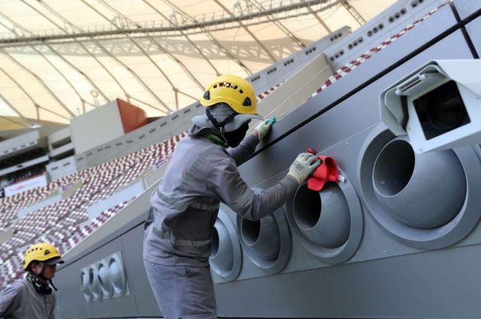 Para pekerja tengah menyelesaikan proses pemasangan ari conditioner (AC) di seluruh stadion yang akan digunakan untuk Piala Dunia 2022 di Qatar.