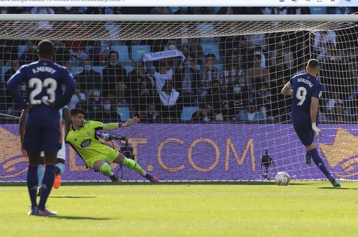 Penyerang Real Madrid, Karim Benzema, mencetak gol ke gawang Celta Vigo pada pekan ke-30 Liga Spanyol 2021-2022 di Stadion Abanca Balaidos, Sabtu (2/4/2022).