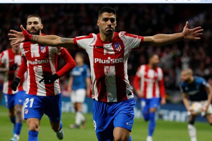 Penyerang Atletico Madrid, Luis Suarez, merayakan gol ke gawang Deportivo Alaves pada pekan ke-30 Liga Spanyol 2021-2022 di Stadion Wanda Metropolitano, Sabtu (2/4/2022).