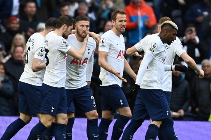 Para pemain Tottenham Hotspur merayakan gol mereka ke gawang Newcastle United dalam duel Liga Inggris di Tottenham Hotspur Stadium, London (3/4/2022).