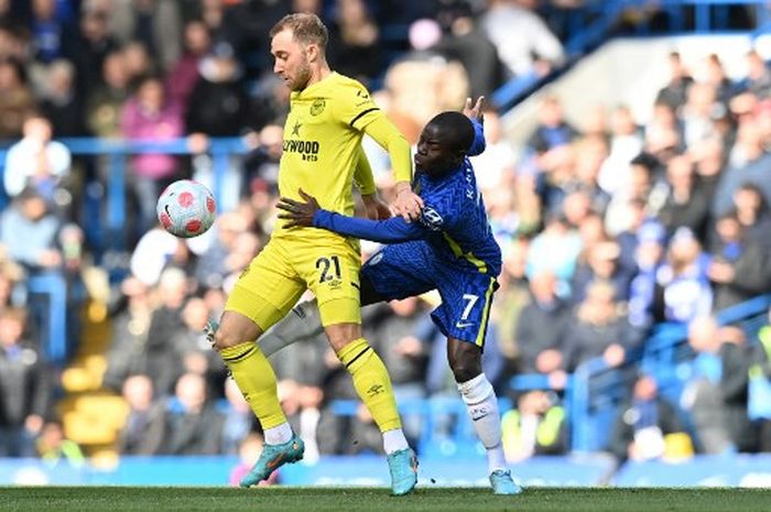 Christian Eriksen (kiri) berduel dengan N'Golo Kante dalam partai Liga Inggris Chelsea vs Brentford di Stamford Bridge, London (2/4/2022).