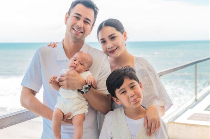 Raffi Ahmad dan keluarganya.