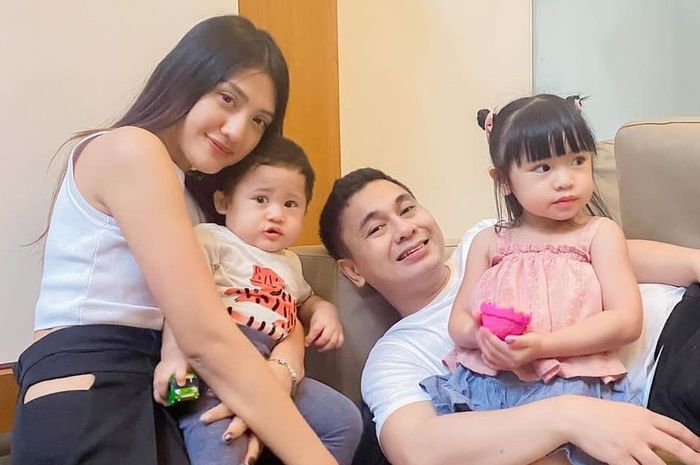 Raditya Dika dan Anissa Aziza beserta dua anaknya