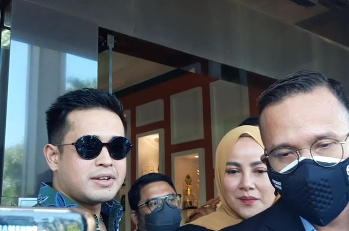 Aufar Hutapea dan Olla Ramlan saat ditemui Grid.ID di Pengadilan Agama Jakarta Selatan, Senin (4/4/2022).