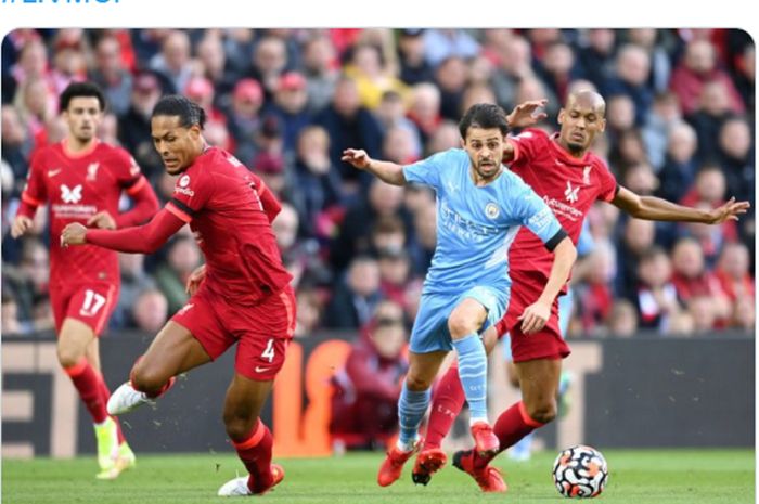 Para pemain Liverpool dan Manchester City berduel di partai Liga Inggris 2021-2022.