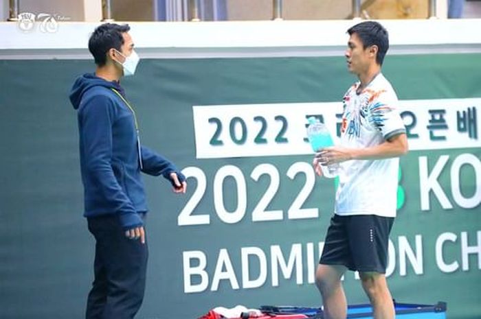 Pemandangan unik terjadi di pertandingan babak 32 besar Korea Open 2022 antara Shesar Hiren Rustavito lawan Sitthikom Thammasin, di mana Jonatan Christie menjadi pelatih di Palma Indoor Stadium, Suncheon, Korea Selatan, Selasa (5/4/2022).