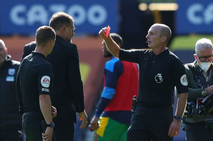 Wasit Mike Dean mengganjar kartu merah pelatih West Bromwich Albion, Slaven Bilic, kala itu saat duel melawan Everton pada 19 September 2020.