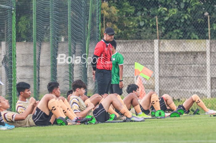 Pelatih Dewa United, Nil Maizar (jersey merah), sedang memantau para pemainnya dalam sesi latihan di Lapangan Luar Stadion Indomilk Arena, Tangerang, Banten, 6 April 2022.