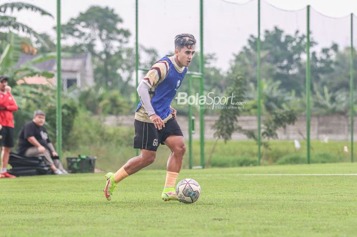 Pemain sayap kanan Dewa United, Gufroni Al Maruf, sedang menguasai bola dalam sesi latihan di Lapangan Luar Stadion Indomilk Arena, Tangerang, Banten, 6 April 2022.