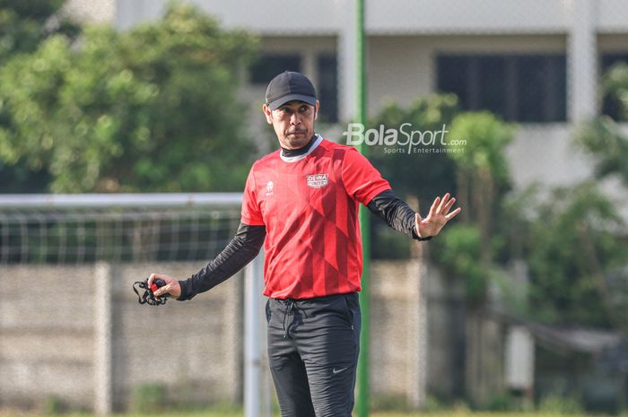 Pelatih Dewa United, Nil Maizar, saat memberikan intruksi kepada para pemainnya di Lapangan Luar Stadion Indomilk Arena, Tangerang, Banten, 6 April 2022.