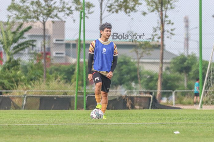 Gelandang serang Dewa United, Rangga Muslim, sedang menguasai bola di Lapangan Luar Stadion Indomilk Arena, Tangerang, Banten, 6 April 2022.