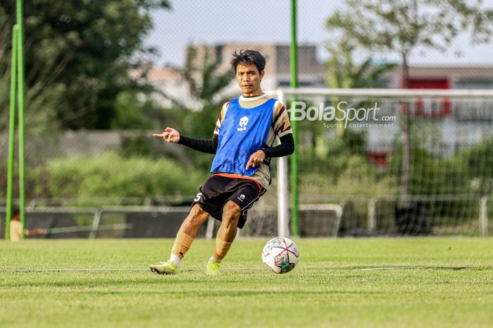 Gelandang serang Dewa United, Rangga Muslim, sedang menendang bola dalam sesi latihan di Lapangan Luar Stadion Indomilk Arena, Tangerang, Banten, 6 April 2022.