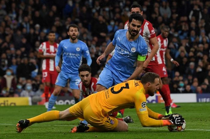 Aksi gelandang Manchester City, Ilkay Guendogan, dalam laga kontra Atletico Madrid di Etihad Stadium pada Selasa (5/4/2022).