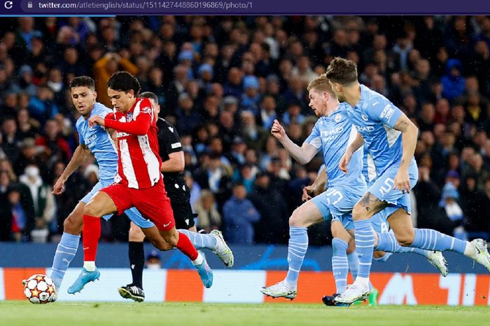 Striker Atletico Madrid, Joao Felix, menguasai bola dalam laga leg pertama babak perempat final Liga Champions 2021-2022 melawan Manchester City di Stadion Etihad, Selasa (5/4/2022) waktu setempat atau Rabu dini hari WIB.