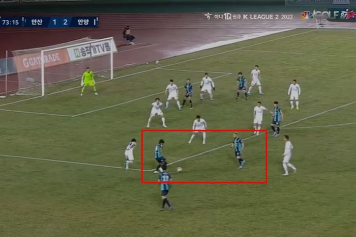 Asnawi Mangkualam saat mendribel bola dalam laga Ansan Greeners vs FC Anyang (6/3/2022). 