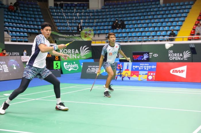 Pasangan ganda putra Indonesia, Fajar Alfian/Muhammad Rian Ardianto, saat menhghadapi Tan Kian Meng/Tan Wee Kiong (Malaysia) pada  babak kedua Korea Open 2022 di Palma Stadium, Suncheon, Korea Selatan, 7 April 2022.