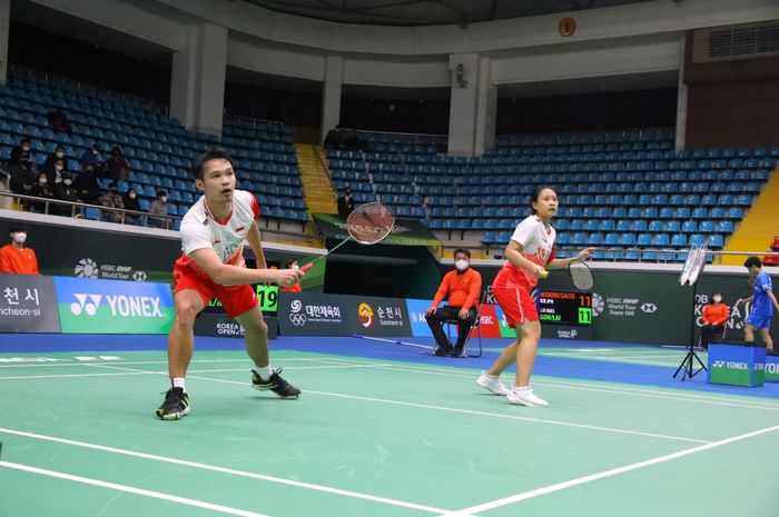 Aksi pasangan ganda campuran Indonesia, Rinov Rivaldy/Pitha Haningtyas Mentari pada babak 16 besar Korea Open di Palma Stadium, Suncheon, Kamis (7/4/2022)