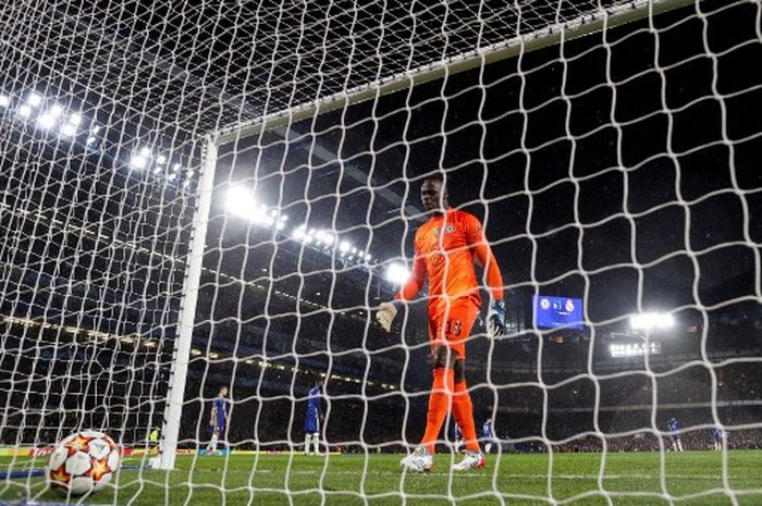 Edouard Mendy kebobolan oleh gol Karim Benzema dalam duel Liga Champions antara Chelsea vs Real Madrid di Stamford Bridge, London (6/4/2022).