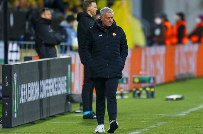 Reaksi Jose Mourinho dalam partai UEFA Conference League antara Bodo/Glimt vs AS Roma di Aspmyra Stadion, Bodo (7/4/2022).