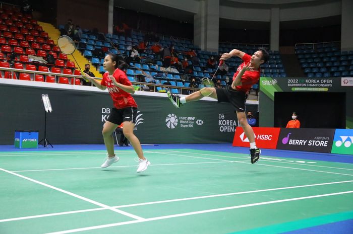 Aksi pasangan ganda campuran Indonesia, Rinov Rivaldy/Pitha Haningtyas Mentari, pada perempat final Korea Open 2022 di Palma Indoor Stadium, Jumat (8/4/2022).