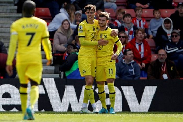 Timo Werner (kanan) dan Kai Havertz merayakan gol Chelsea ke gawang Southampton pada lanjutan Liga Inggris di St Mary's (9/4/2022).