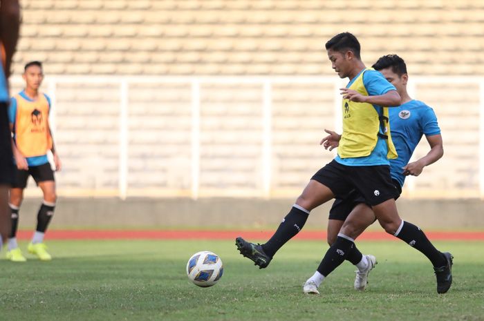 Ilham Rio Fahmi saat berlatih bersama timnas U-23 Indonesia di Stadion Madya, Senayan, Jakarta, Kamis (7/4/2022).