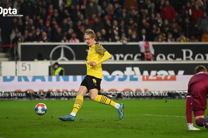 Momen Julian Brandt mencetak gol ke gawang VfB Stuttgart pada laga pekan ke-29 Bundesliga 2021-2022.