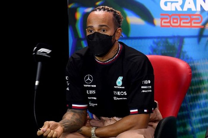 Pembalap Mercedes, Lewis Hamilton, saat menghadiri konferensi pers menjelang seri balap ketiga Formula 1 GP Australia di Sirkuit Albert Park, Melbourne, Australia, 8 April 2022.