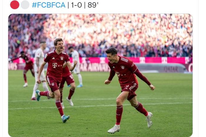 Robert Lewandowski merayakan gol Bayern Muenchen ke gawang Ausburg dalam lanjutan Bundesliga di Allianz Arena (9/4/2022).