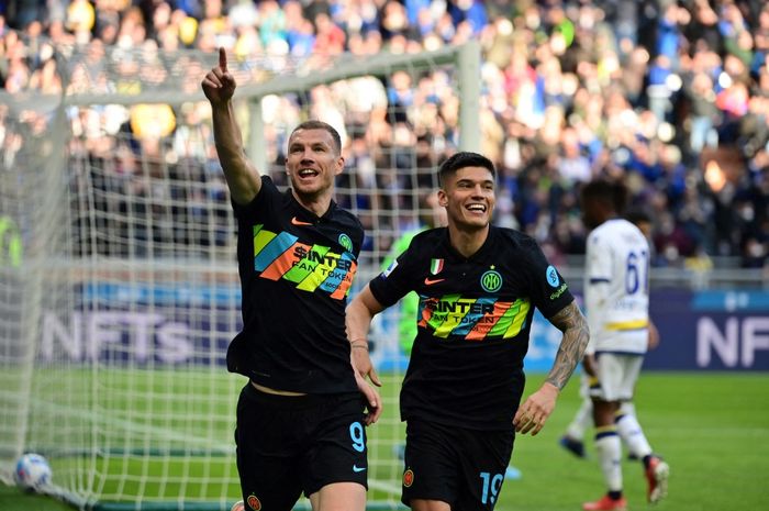 Edin Dzeko berselebrasi bersama Joaquin Correa usai menjebol gawang Hellas Verona sekaligus membawa Inter Milan unggul 2-0 pada laga pekan ke-32 Liga Italia 2021-2022.