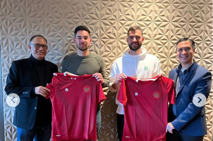 Anggota Komite Eksekutif (Exco) PSSI, Hasani Abdulgani yang berfoto dengan Sandy Walsh dan Jordi Amat yang memegang jersey Timnas Indonesia