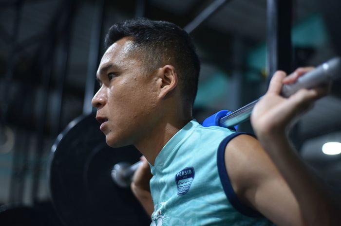 Pemain Persib Bandung, Erwin Ramdani, tetap menjalani latihan selama bulan Ramadan.