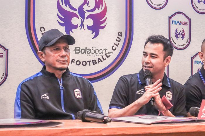 Chairman RANS Cilegon FC, Raffi Ahmad (kanan), sedang memperkenalkan Rahmad Darmawan (kiri) selaku pelatih timnya di Nims Kaffe, Melawai, Jakarta, 11 April 2022.