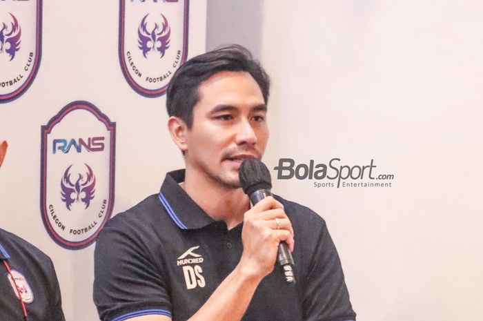 Chief Operation Officer (COO) RANS Cilegon FC, Darius Sinathrya, sedang memberikan keterangan kepada awak media di Nims Kaffe, Melawai, Jakarta, 11 April 2022.